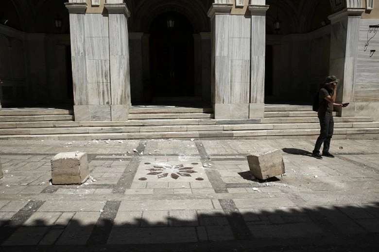 Σεισμός Αττική: Τραυματίας 8χρονος από πτώση κομματιού καμινάδας – Στο νοσοκομείο έγκυος μετά από αγκωνιά πανικού (βίντεο)